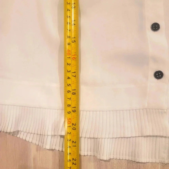 CAbi Style #3439 Pleated Hem Sleeveless Blouse Top Size XS White Button Up - Picture 10 of 10